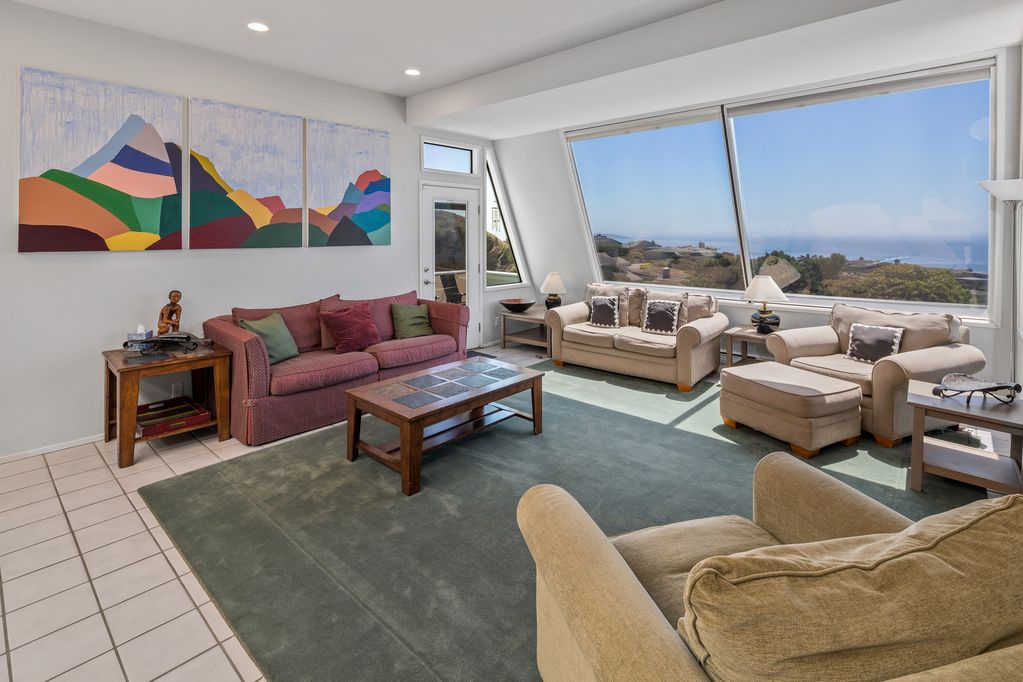Switi Hoso living room with ocean view